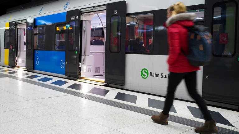 Die S-Bahn und alle anderen Busse und Bahnen des Nah- und Regionalverkehrs in der Region Stuttgart können die Besitzer des Deutschlandtickets nun nutzen. (Foto: dpa Bildfunk, picture alliance / Eibner-Pressefoto | Weber/ Eibner-Pressefoto)
