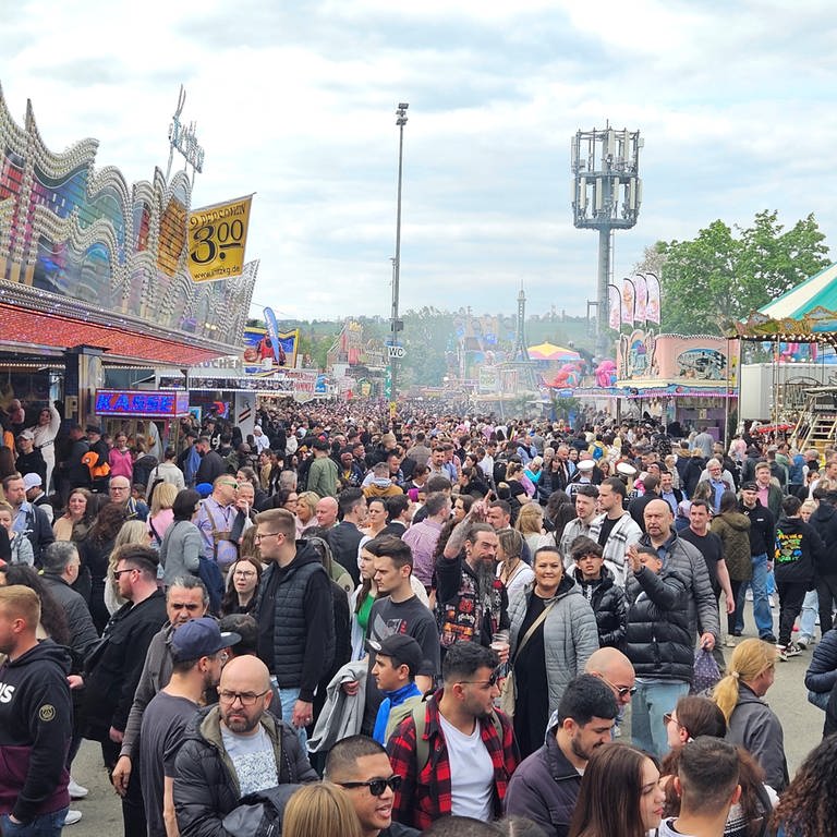 Mit 150.000 Besuchern war es am Sonntag auf dem Frühlingsfest Stuttgart sehr voll. (Foto: Andreas Rosar )