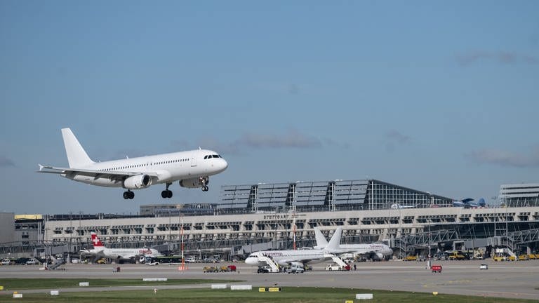 Am Stuttgarter Flughafen, der die Ergebnisse zum Geschäftsjahr 2022 veröffentlicht hat, hebt ein Flugzeug ab. (Foto: dpa Bildfunk, Picture Alliance (Archivbild))