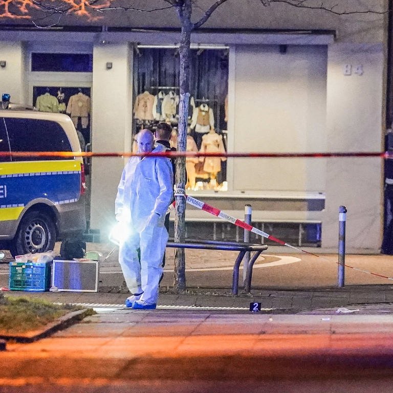 Polizeibeamte der Spurensicherung haben den Bereich um den Tatort an dem ein Mann in Stuttgart-Zuffenhausen angeschossen wurde abgesperrt. (Foto: dpa Bildfunk, (Archivbild))