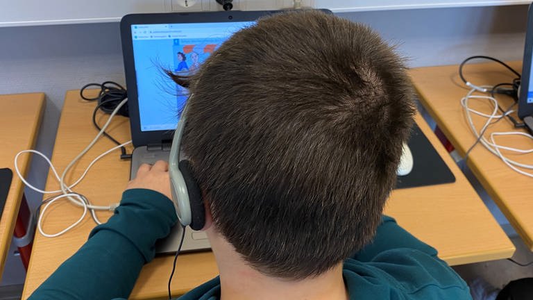 Junge aus Flüchtlingsklasse in Weil der Stadt lernt Deutsch am Computer. (Foto: SWR)