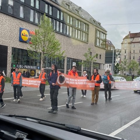 Klima-Aktivisten der Letzten Gereration blockiert mit einem Protestmarsch die B14 in Stuttgart.
