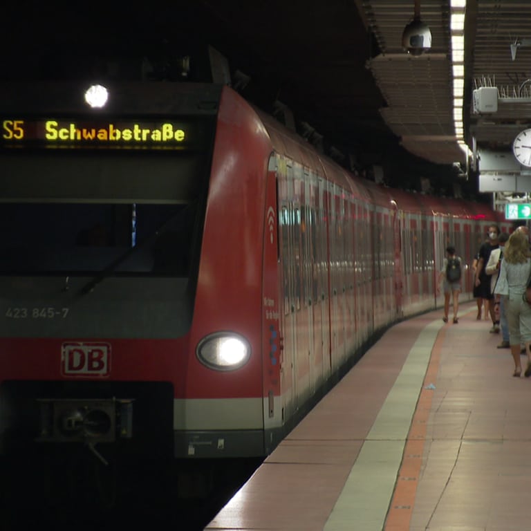 Sechs Wochen lang soll am Stuttgarter Hauptbahnhof (tief) keine S-Bahn halten können: Grund sind laut Bahn Sanierungsarbeiten an der Stammstrecke.