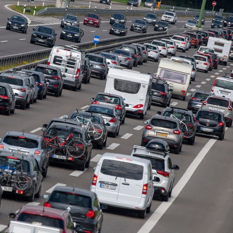 Autos stauen sich im Sommerreiseverkehr auf einer Autobahn.  (Foto: dpa Bildfunk, picture alliance/dpa | Stefan Puchner)