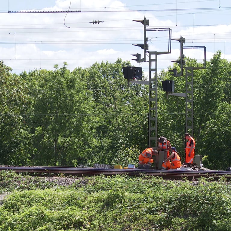 Bahnarbeiter reparieren ein Signal