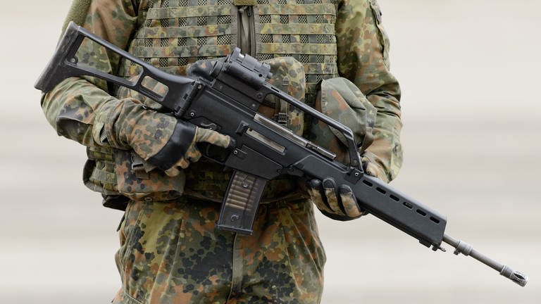 Ein Soldat in Tarnuniform mit einem Gewehr (Foto: dpa Bildfunk, Sebastian Gollnow)