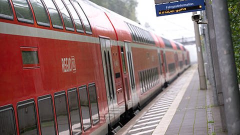 Ein leerer Bahnsteig. Der VVS und die Deutsche Bahn erwarten von Juni bis August einen gewaltigen Ansturm auf das 9-Euro-Ticket und entsprechend überfüllte Bahnsteige und Bahnen. (Archiv)