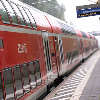 Ein leerer Bahnsteig. Der VVS und die Deutsche Bahn erwarten von Juni bis August einen gewaltigen Ansturm auf das 9-Euro-Ticket und entsprechend überfüllte Bahnsteige und Bahnen. (Archiv)