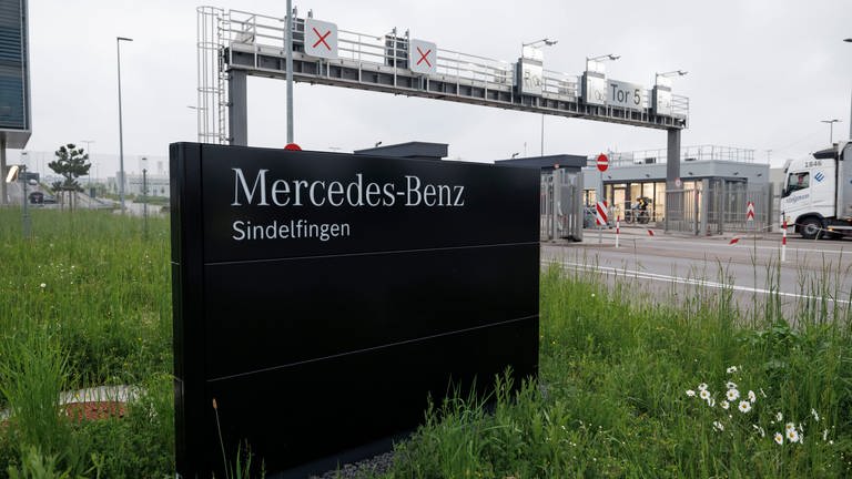 Tor 5 zum Werksgelände von Mercedes-Benz in Sindelfingen. Dort wurden am Donnerstag zwei Männer erschossen.  (Foto: dpa Bildfunk, picture alliance/dpa | Julian Rettig)