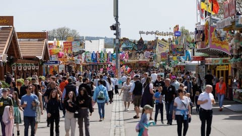 Besucher und Besucherinnen auf dem Stuttgarter Frühlingsfest 2023