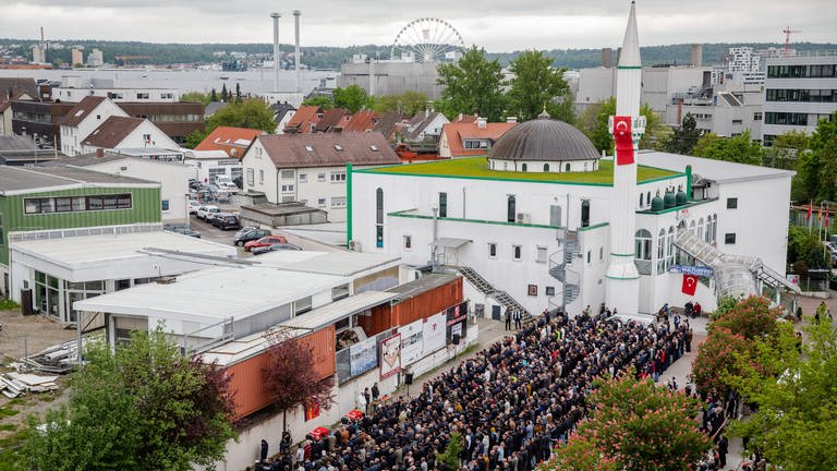 Zahlreiche Menschen nehmen vor der DITIB Moschee Sindelfingen an einem Trauergebet teil. Zwei Menschen hatten bei tödlichen Schüssen auf dem Mercedes-Benz Werksgelände in Sindelfingen ihr Leben verloren.