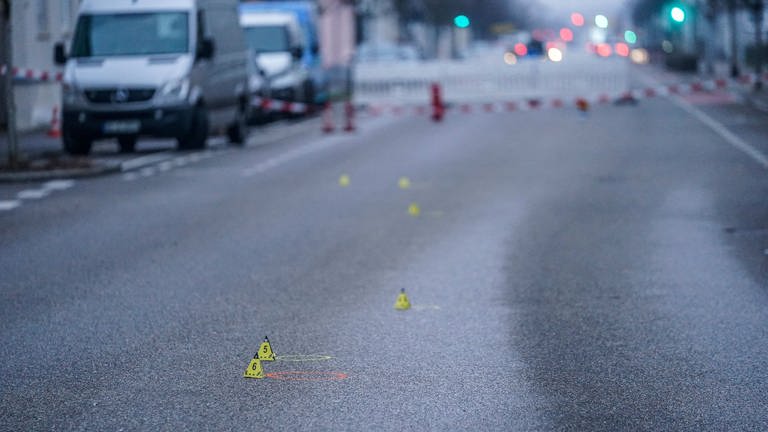 Polizeimarkierungen sind auf einer Straße zu sehen. In Eislingen ist eine junge Frau durch mehrere Schüsse auf einer Straße verletzt worden. (Foto: dpa Bildfunk, picture alliance/dpa/SDMG | Kohls)