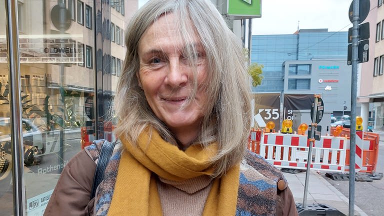 Die Stuttgarter Aktivistin Janka Kluge steht auf einem Bürgersteig. (Foto: Janka Kluge (Montage SWR))