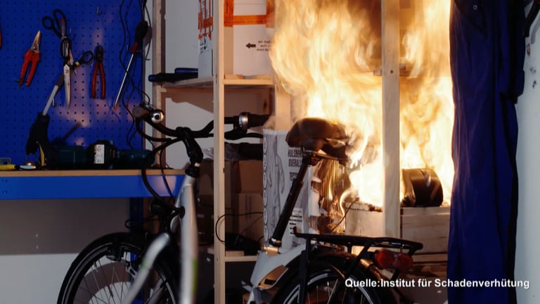 E-Bike-Akku gerät in Brand (Foto: Institut für Schadensverhütung)