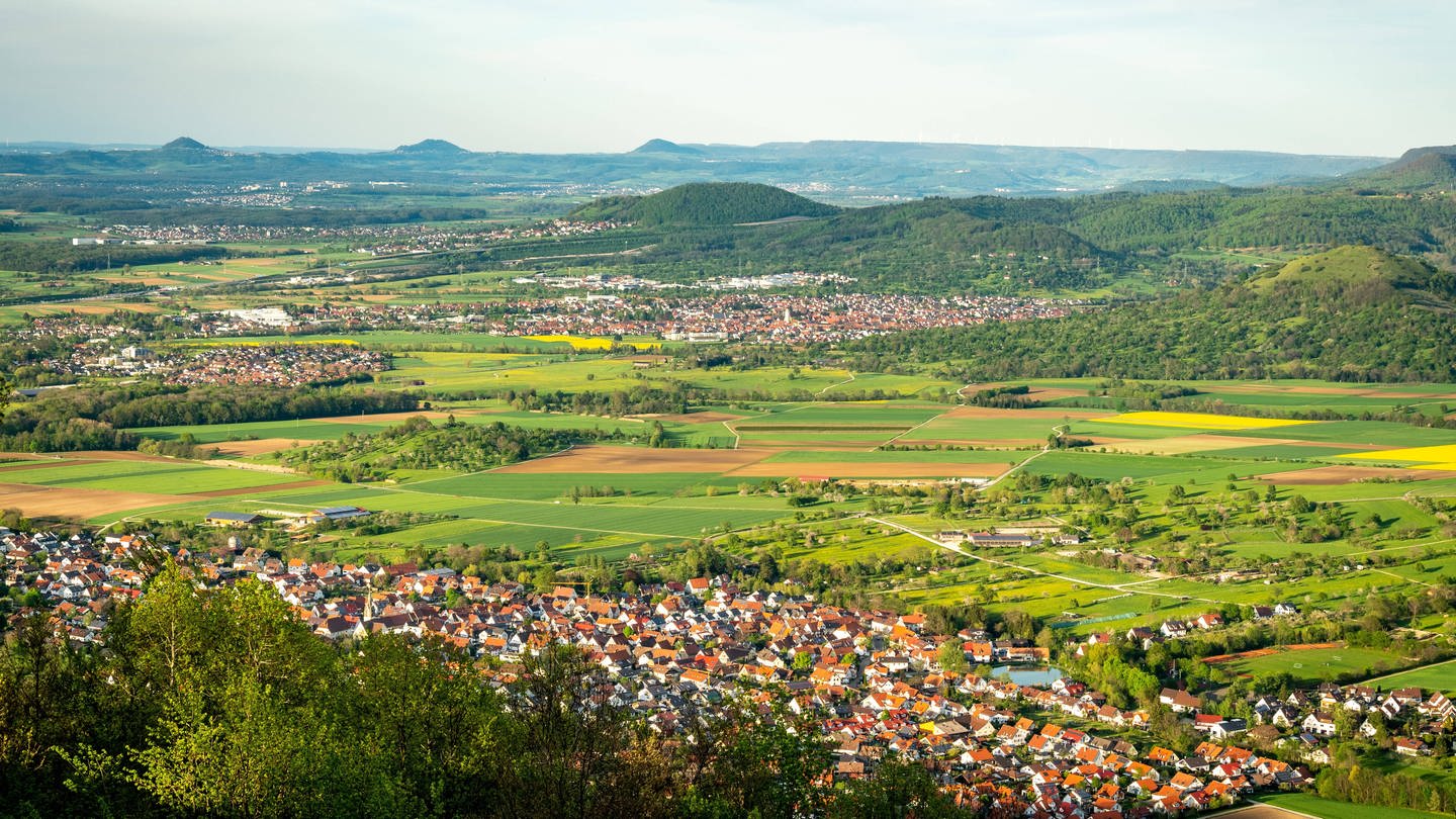 Blick über die Landschaft von der Burg Tech in Richtung Aichelberg. (Foto: IMAGO, IMAGO/Zoonar/AndrreasNägelix)