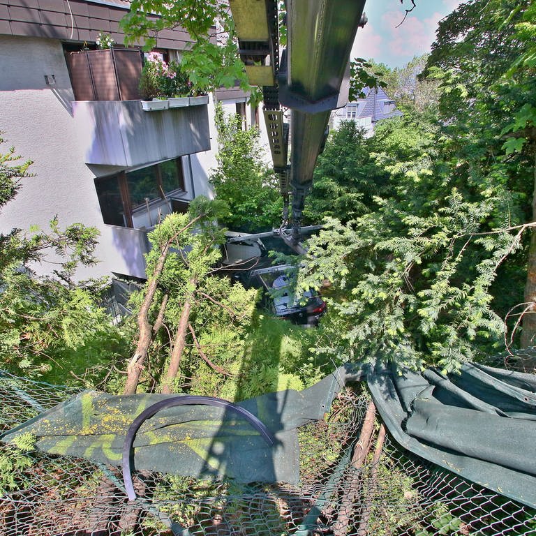 Ein Auto steht auf der Terrasse eines Hauses und wird von einem Kran auf die Straße gehoben. (Foto: KS-Images.de/Andreas Rometsch)