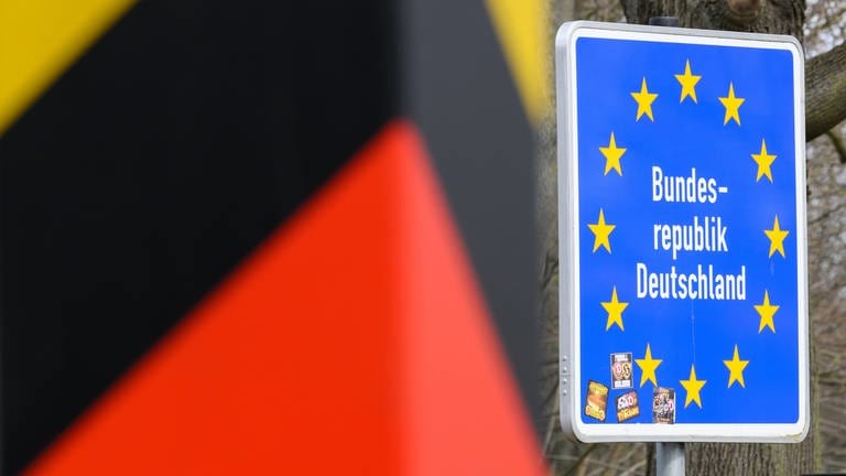 Ein Schild signalisiert, dass ab hier die Bundesrepublik Deutschland beginnt (Foto: dpa Bildfunk, picture alliance/dpa | Robert Michael)