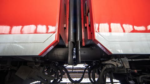 Kupplung zwischen zwei Waggons eines Regionalzugs (Foto: dpa Bildfunk, picture alliance/dpa | Christoph Reichwein)