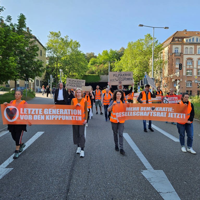 Aktivisten der Gruppe Letzte Generation demonstrieren in Stuttgart mit Plakaten (Foto: Andreas Rosar Fotoagentur Stuttgart )