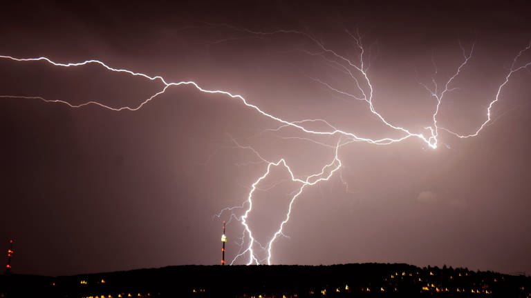 Blitze zucken über dem Stuttgarter Fernsehturm (Archivbild). 