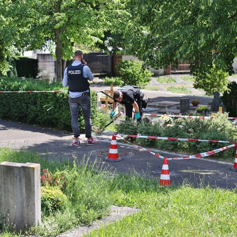Einsatzkräfte der Polizei untersuchen den Tatort. (Foto: 7aktuell.de | Kevin Lermer)