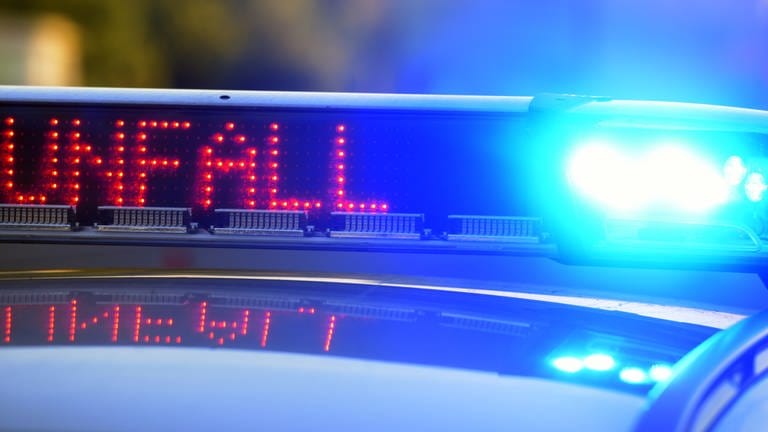 Ein Blaulicht der Polizei mit der Anzeige "Unfall". Im Kreis Göppingen kam es auf der A8 zu einem schweren Verkehrsunfall.