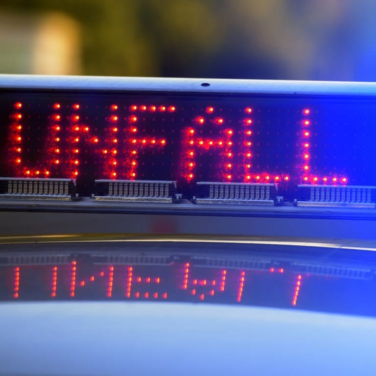 Ein Blaulicht der Polizei mit der Anzeige "Unfall". Im Kreis Göppingen kam es auf der A8 zu einem schweren Verkehrsunfall.