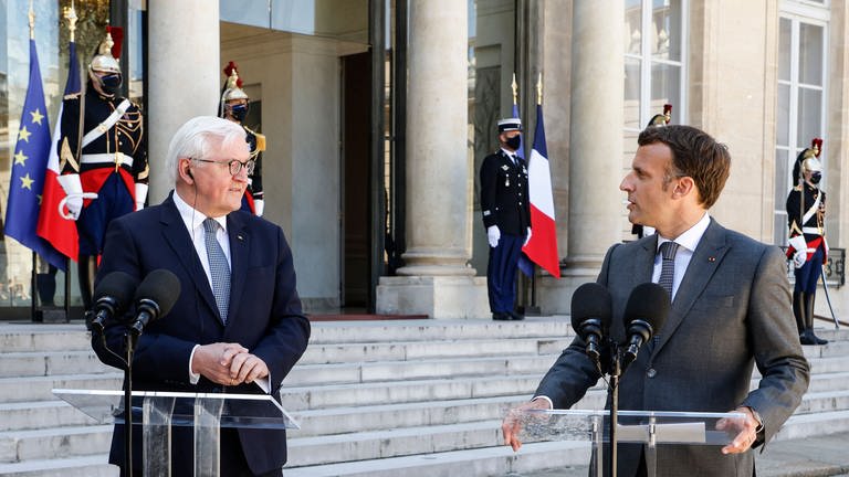 Bundespräsident Frank-Walter Steinmeier (r) begrüßt 2021 Emmanuel Macron, Präsident von Frankreich, im Schloss Bellevue.