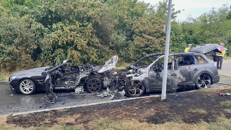 zwei ausgebrannte Fahrzeuge nach einem Verkehrsunfall in Leonberg.