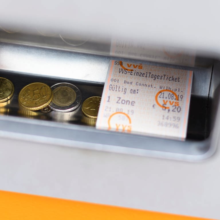 Ein VVS-Einzel-Tagesticket für Den ÖPNV in der Region Stuttgart liegt in einem Ticketautomat. 