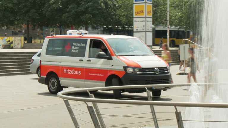 Auf dem Marienplatz in Stuttgart macht der Hitzebus vom Deutschen Roten Kreuz einen ersten Halt.