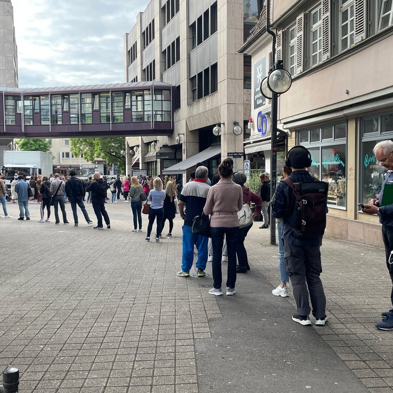 Lange Schlange vor dem Bürgerbüro Stuttgart-Mitte (Foto: SWR, Aita Koha)