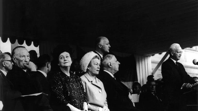 Unter anderem Charles de Gaulle, Heinrick Lübke und Konrad Adenauer in Ludwigsburg. (Foto: dpa Bildfunk, Picture Alliance)