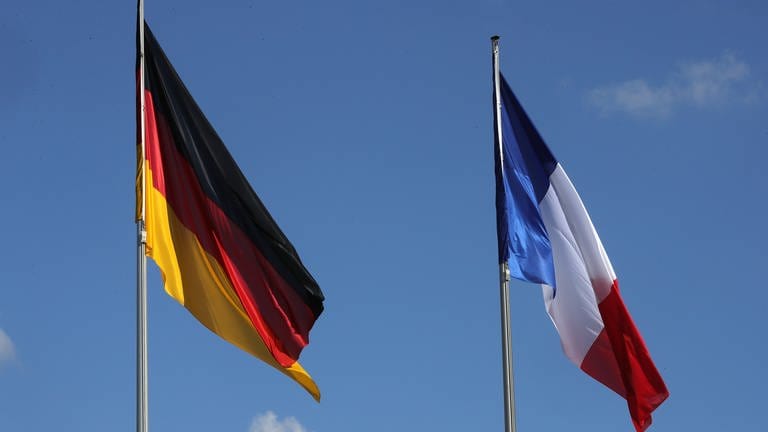 Die Flaggen von Deutschland und Frankreich stehen für die Beziehung der beiden Länder.