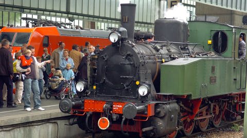 Der "Feurige Elias" fährt in den Bahnhof ein: Die Dampflok ist 85 Jahre alt und verkehrt rund acht Mal im Jahr als Museums-Zug. (Foto: dpa Bildfunk, picture-alliance / dpa/dpaweb | Bernd Weißbrod)