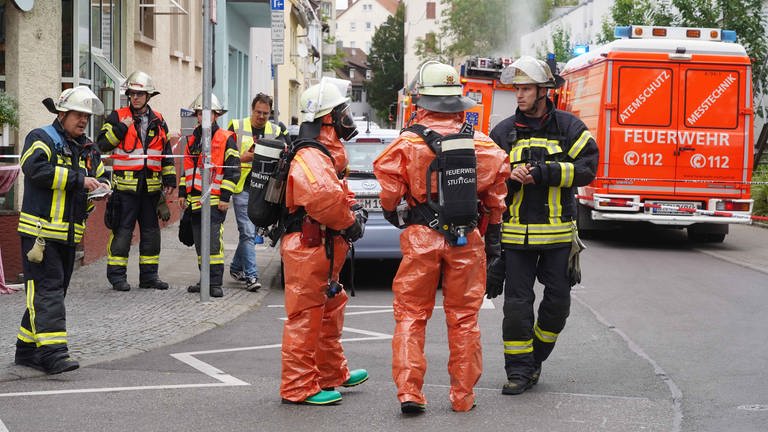 Die Feuerwehr Stuttgart war wegen des Gaslecks im Solebad Cannstatt mit Atemschutzgerät unterwegs. (Foto: Andreas Rosar)