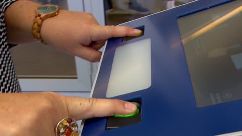 Die Terminals im Bürgerbüros nehmen auch Fingerabdrücke für die Beantragung von Pässen und Ausweisen.