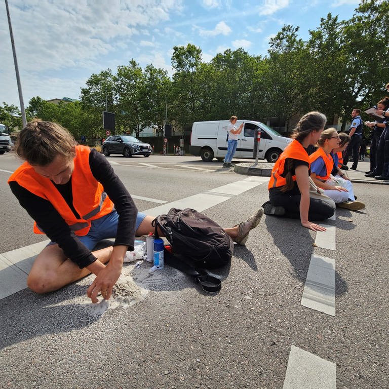 Die Stadt Stuttgart verbietet den Protest von Klimaaktivsten auf zentralen Straßen per Allgemeinverfügung. Das Bild zeigt Proteste der "Letzten Generation" von Anfang Juli.