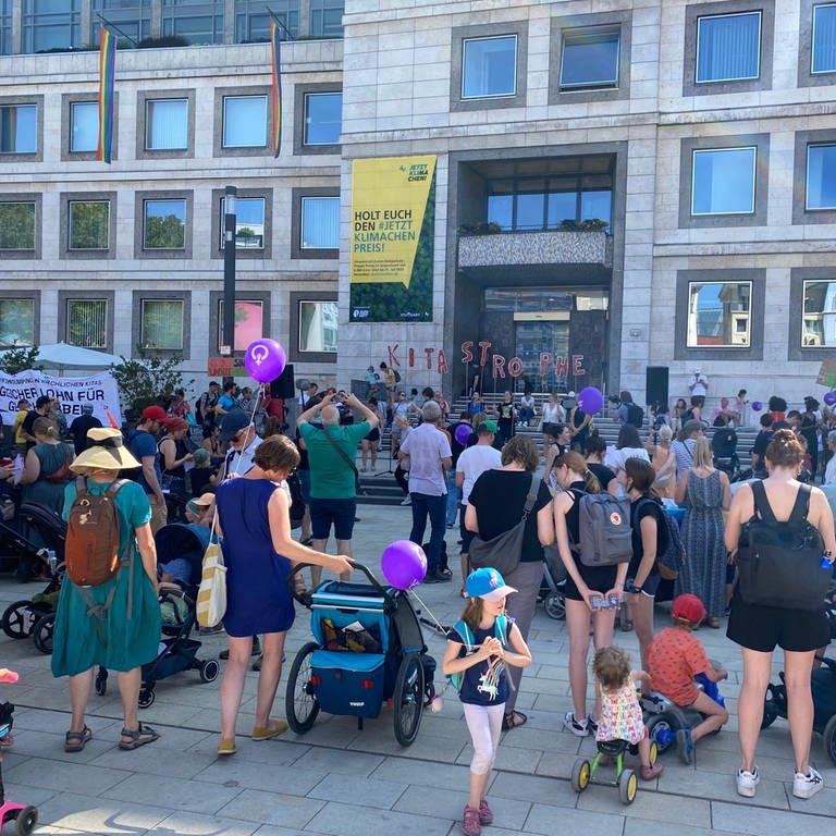 Hunderet Menschen kamen zur "Kitastrophe" auf den Marktplatz in Stuttgart und demonstrierten vor dem Rathaus für bessere Kitas und Kindergärten. (Foto: SWR, Kerstin Rudat)