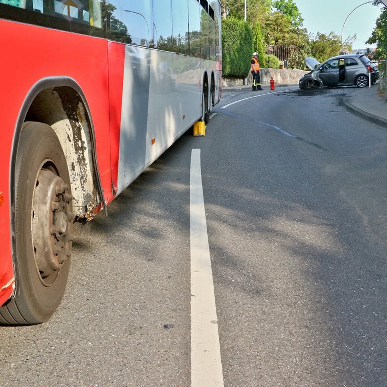 Bus und Pkw nach Unfall in Asperg