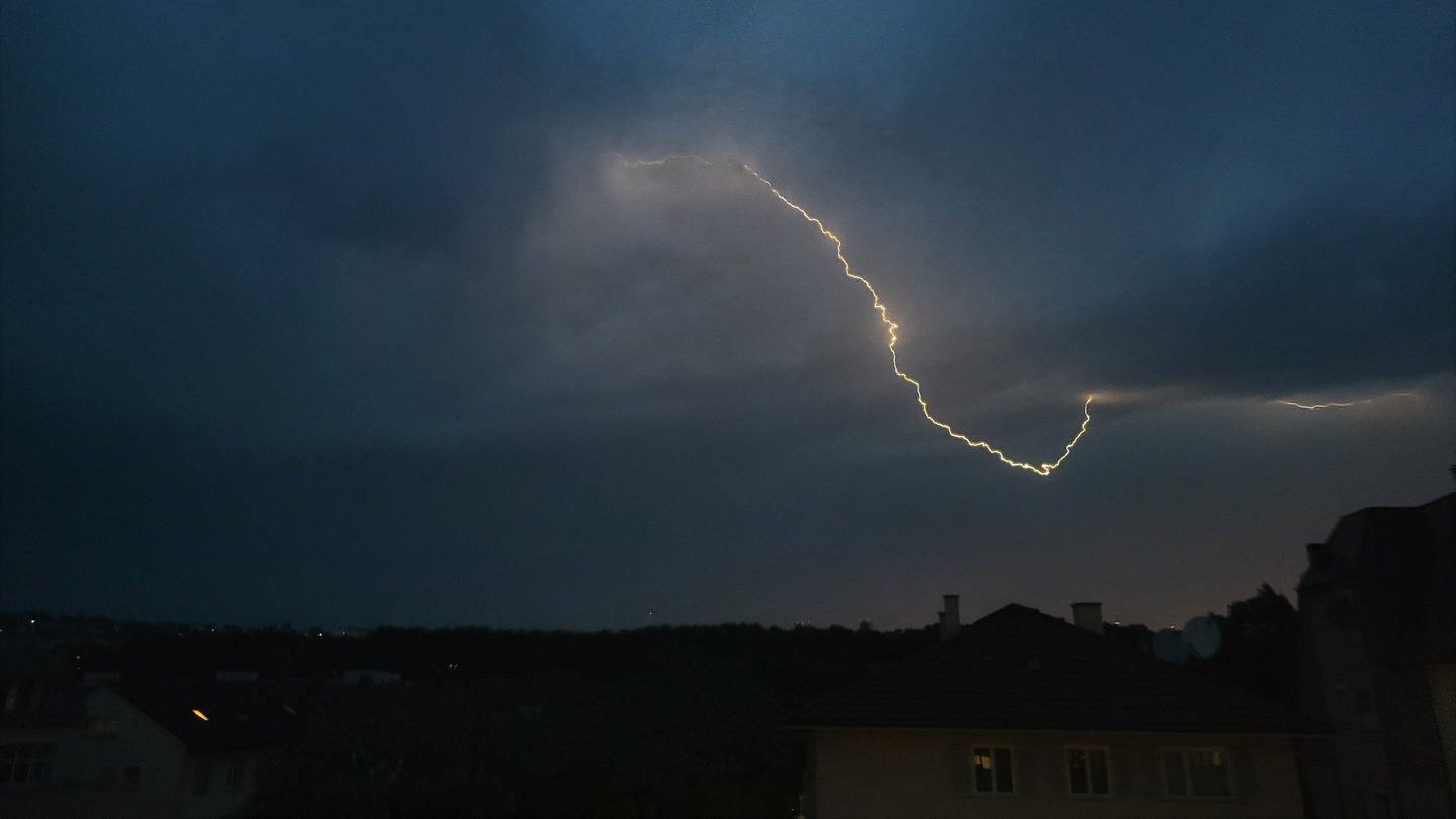 Ein Blitz über den Dächern in Stuttgart. (Foto: SWR)