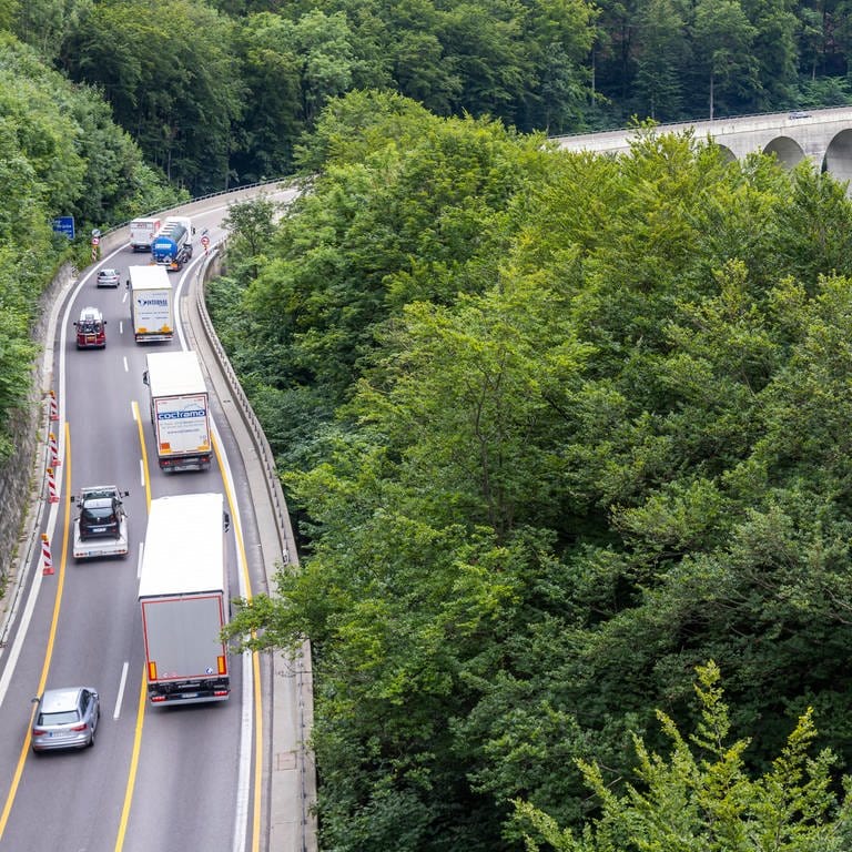Albaufstieg an der Autobahn A8 bei Mühlhausen im Täle (Kreis Göppingen). Autofahrer stehen hier oft im Stau. Der Streckenabschnitt soll auf je drei Spuren ausgebaut werden. (Foto: IMAGO, IMAGO / Arnulf Hettrich)