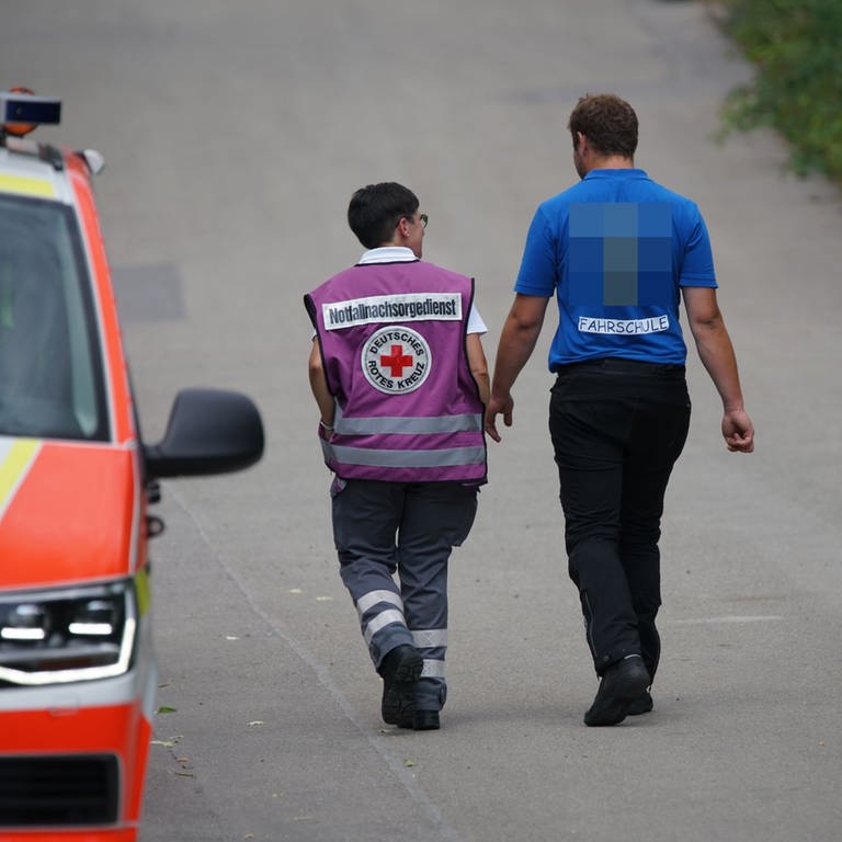 Notfallseelsorger standen für Gespräche bereit, nachdem ein Fahrlehrer bei einem Unfall auf einem Verkehrsübungsplatz in Kirchheimteck (Kreis Esslingen) ums Leben gekommen war.