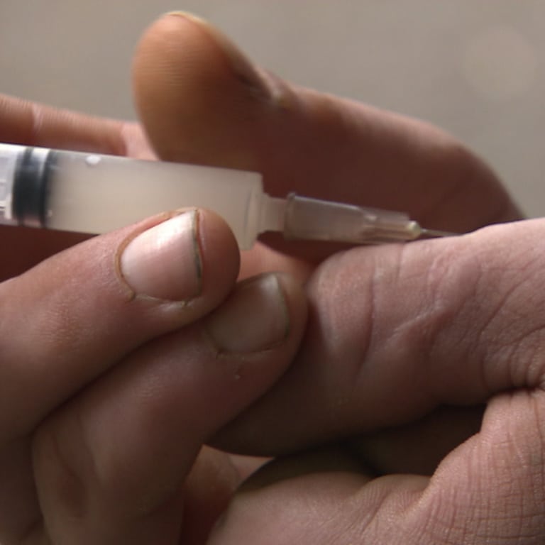 Ein Suchtkranker spritzt sich in Stuttgart eine Ersatzdroge für Heroin in die Arterie im Daumen
