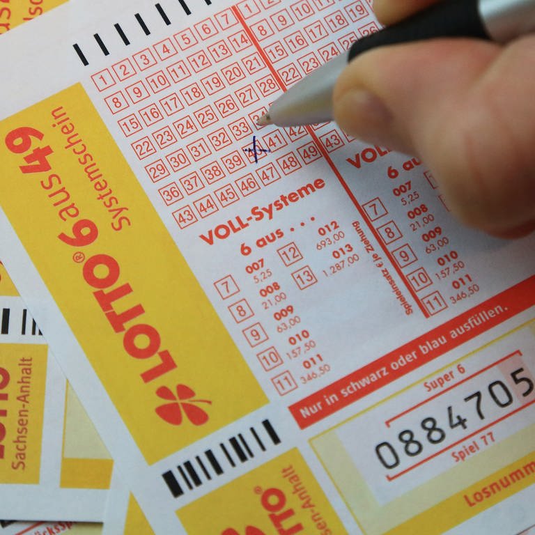 Ein Mensch füllt einen Lottoschein aus. (Foto: dpa Bildfunk, picture alliance / dpa | Jens Wolf)