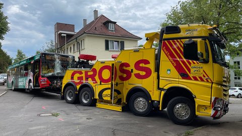 Der verunfallte Bus in Nürtingen wird abgeschleppt.