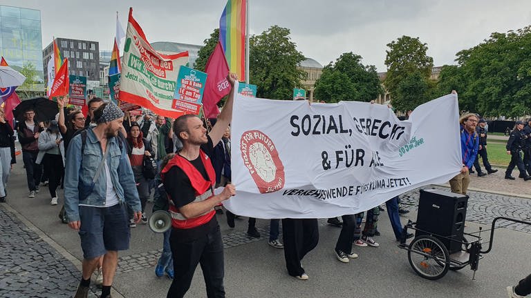 Fridays for Future demonstriert für besseren Klimaschutz in Stuttgart
