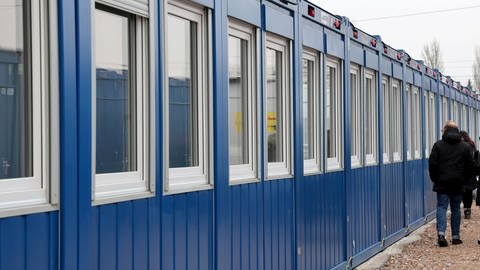 Blaue Container zur Unterbringung Geflüchteter: Dem Stuttgarter OB Frank Nopper zufolge darf es keine Denkverbote bei der Unterbringung Geflüchteter geben. Container auf dem Wasen werden allerdings schwierig, da diese aktuell schwer zu bekommen sind.