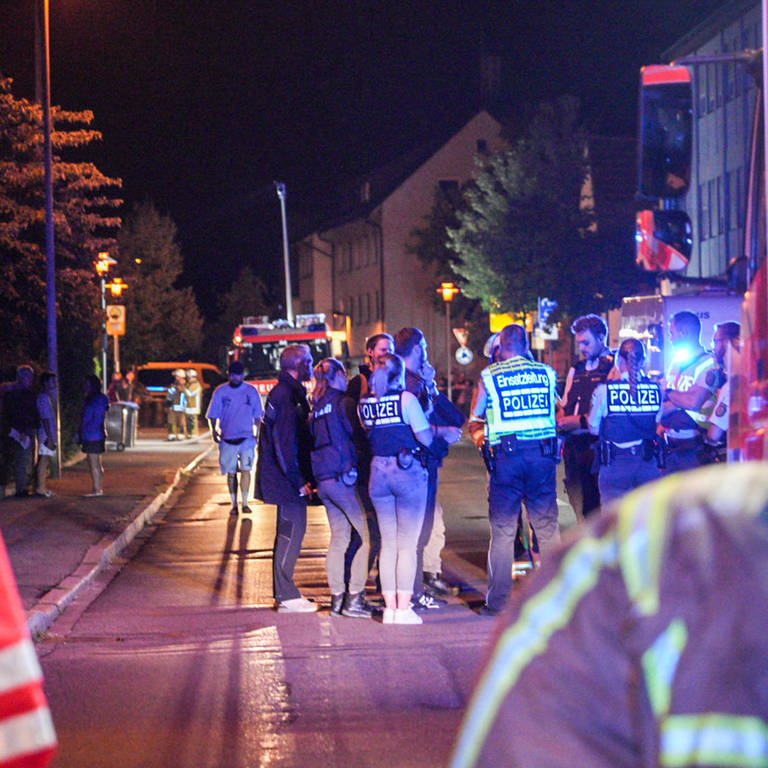Rettungskräfte bei Nacht: Bei einem Tiefgaragenbrand in Esslingen-Zell entstand ein Sachschaden von mehr als 100.000 Euro. Zig Personen mussten evakuiert werden.