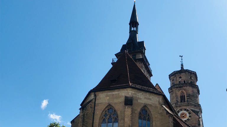 Stiftskirche in Stuttgart: In die zentrale Kirche hat ein Blitz eingeschlagen. Die Elektronik wurde lahmgelegt. Jetzt tut ein Teil wieder. (Foto: SWR, Werner Trefz)
